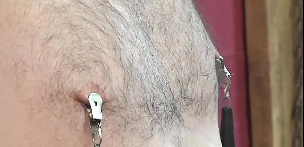 Sklave in Lederhose bekommt eine extrem lange und qualvolle Session von geiler junger Domina